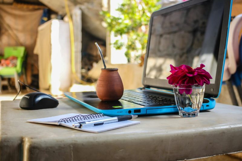 How-to-Become-a-Digital-Nomad-Surfer